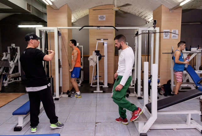 El gimnasio social Sant Pau tiene las puertas abiertas para todos aquellos a quienes se le suelen cerrar. F. G. Robles